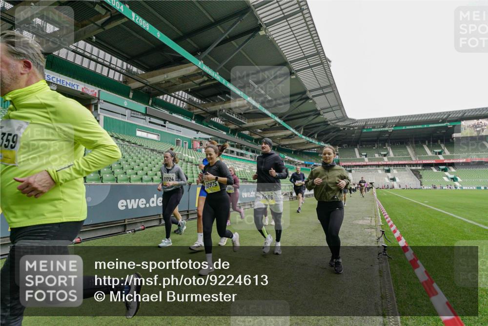 05.10.2025 - 20. swb-Marathon Bremen Michael Burmester http://msf.ph/oto/9224613 05.10.2025 10:35:44 Laufen im Stadion 7163, 7177, 7178, 9173, 9174, 9231, 9278, 9330, 9350, 9378, 9433, 9450, 9451, 9462, 9495, 9508, 9516, 9518, 9542, 9550, 9576, 9582, 9601, 9609, 9612, 9625, 9634, 9666, 9737, 9790, 9880, 9886, 9904, 9914, 9937, 9954, 9962, 9968, 9977, 10006, 10039, 10049, 10055, 10059, 10063, 10079, 10084, 10105, 10127, 10138, 10139, 10143, 10145, 10179, 10225, 10228, 10250, 10293, 10336, 10353, 10359, 10367, 10368, 10377, 10395, 10555, 10644, 10845, 10988, 9672 meine-sportfotos.de