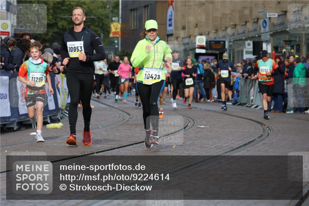 05.10.2025 - 20. swb-Marathon Bremen Strokosch-Dieckow http://msf.ph/oto/9224614 05.10.2025 10:48:08 Ziel 9706, 10392, 10428, 10723, 10818, 10953, 11299 meine-sportfotos.de