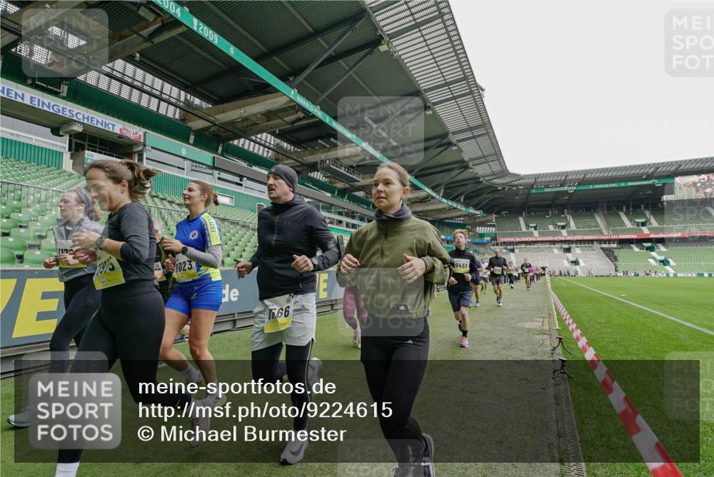 05.10.2025 - 20. swb-Marathon Bremen Michael Burmester http://msf.ph/oto/9224615 05.10.2025 10:35:45 Laufen im Stadion 7163, 7177, 7178, 9173, 9174, 9231, 9278, 9330, 9350, 9378, 9433, 9450, 9451, 9462, 9495, 9508, 9516, 9518, 9542, 9550, 9576, 9582, 9601, 9609, 9612, 9625, 9634, 9666, 9737, 9790, 9880, 9886, 9904, 9914, 9937, 9954, 9962, 9968, 9977, 10006, 10039, 10049, 10055, 10059, 10063, 10079, 10084, 10105, 10127, 10138, 10139, 10143, 10145, 10179, 10225, 10228, 10250, 10293, 10336, 10353, 10359, 10367, 10368, 10377, 10395, 10555, 10988, 9672 meine-sportfotos.de