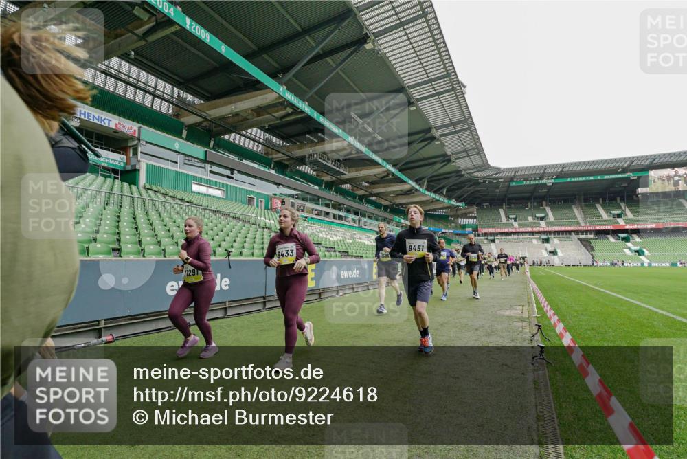 05.10.2025 - 20. swb-Marathon Bremen Michael Burmester http://msf.ph/oto/9224618 05.10.2025 10:35:45 Laufen im Stadion 7163, 7177, 7178, 9173, 9174, 9231, 9278, 9330, 9350, 9378, 9433, 9450, 9451, 9462, 9495, 9508, 9516, 9518, 9542, 9550, 9576, 9582, 9601, 9609, 9612, 9625, 9634, 9666, 9737, 9790, 9880, 9886, 9904, 9914, 9937, 9954, 9962, 9968, 9977, 10006, 10039, 10049, 10055, 10059, 10063, 10079, 10084, 10105, 10127, 10138, 10139, 10143, 10145, 10179, 10225, 10228, 10250, 10293, 10336, 10353, 10359, 10367, 10368, 10377, 10395, 10555, 10988, 9672 meine-sportfotos.de