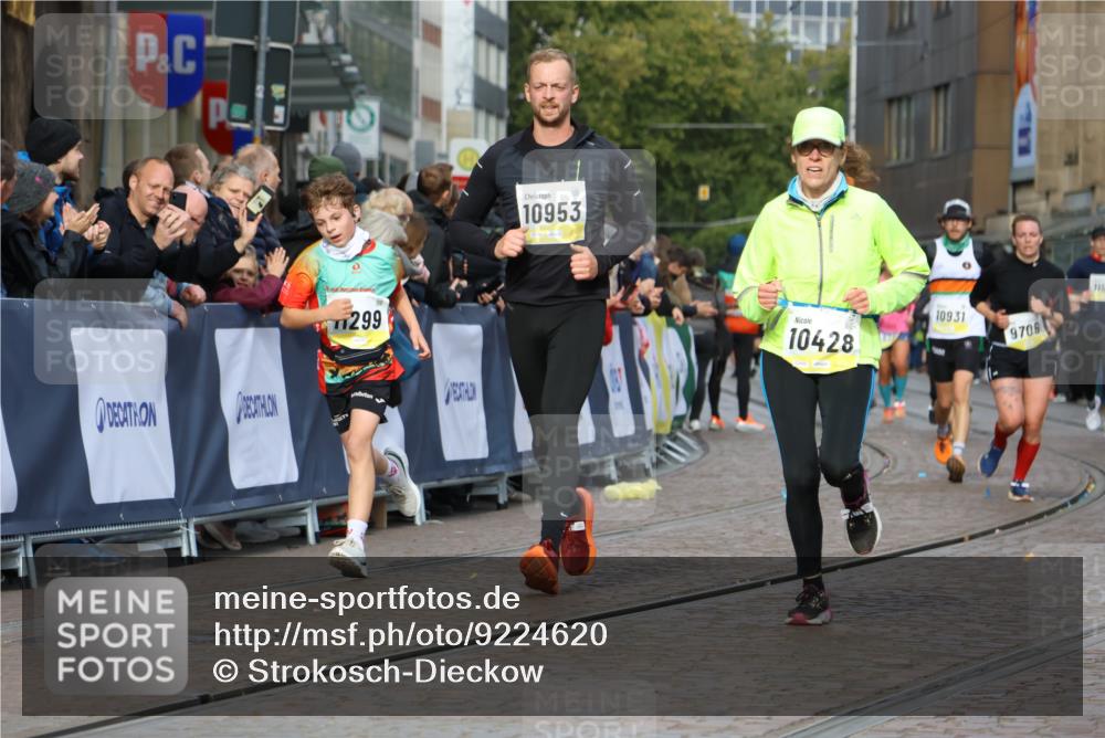 05.10.2025 - 20. swb-Marathon Bremen Strokosch-Dieckow http://msf.ph/oto/9224620 05.10.2025 10:48:09 Ziel 9293, 9706, 10392, 10428, 10723, 10818, 10931, 10953, 11299, 11561 meine-sportfotos.de
