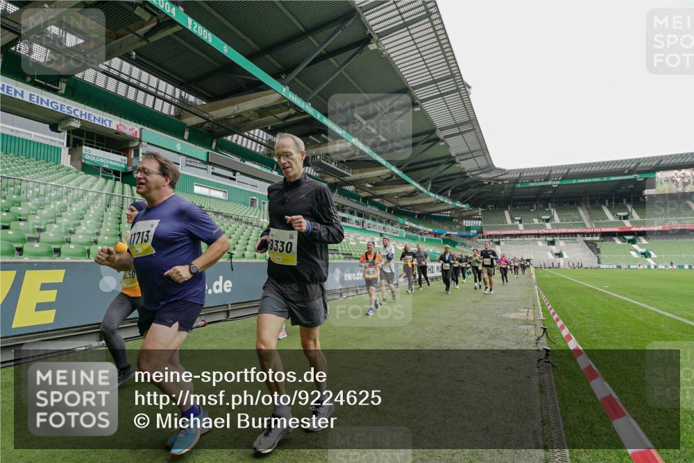 05.10.2025 - 20. swb-Marathon Bremen Michael Burmester http://msf.ph/oto/9224625 05.10.2025 10:35:49 Laufen im Stadion 7163, 7177, 7178, 9173, 9174, 9231, 9278, 9327, 9330, 9350, 9378, 9389, 9433, 9450, 9451, 9462, 9495, 9508, 9516, 9518, 9542, 9550, 9576, 9582, 9601, 9609, 9612, 9625, 9634, 9666, 9686, 9737, 9790, 9880, 9886, 9904, 9914, 9937, 9954, 9962, 9968, 9977, 10006, 10039, 10049, 10055, 10059, 10063, 10079, 10084, 10105, 10127, 10138, 10139, 10143, 10145, 10179, 10182, 10225, 10228, 10250, 10293, 10336, 10353, 10359, 10367, 10368, 10377, 10395, 10555, 9672 meine-sportfotos.de