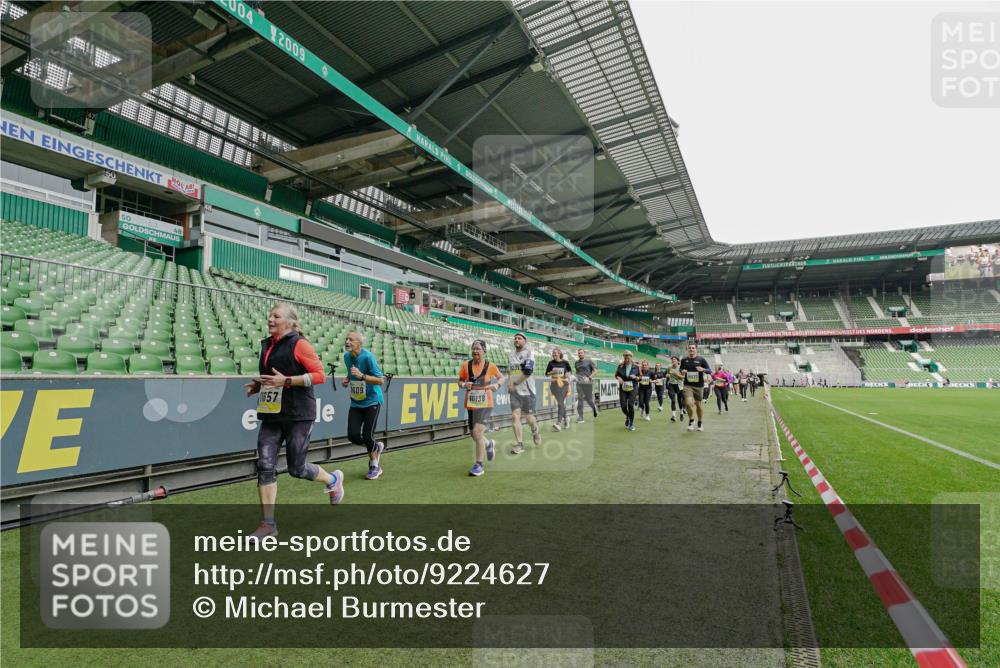 05.10.2025 - 20. swb-Marathon Bremen Michael Burmester http://msf.ph/oto/9224627 05.10.2025 10:35:50 Laufen im Stadion 7163, 7177, 7178, 9005, 9173, 9174, 9231, 9278, 9327, 9330, 9350, 9378, 9389, 9433, 9450, 9451, 9462, 9495, 9508, 9516, 9518, 9542, 9550, 9576, 9582, 9601, 9609, 9612, 9625, 9634, 9666, 9686, 9737, 9790, 9880, 9886, 9904, 9914, 9937, 9954, 9962, 9968, 9977, 10006, 10039, 10049, 10055, 10059, 10063, 10079, 10084, 10105, 10127, 10138, 10139, 10143, 10145, 10179, 10182, 10225, 10228, 10250, 10293, 10311, 10336, 10353, 10359, 10367, 10368, 10377, 10395, 10555 meine-sportfotos.de