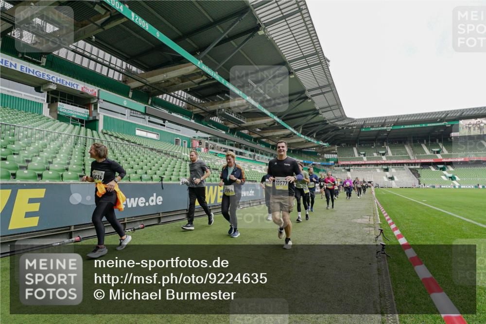 05.10.2025 - 20. swb-Marathon Bremen Michael Burmester http://msf.ph/oto/9224635 05.10.2025 10:35:52 Laufen im Stadion 7163, 7177, 7178, 9005, 9173, 9174, 9231, 9278, 9327, 9330, 9350, 9370, 9378, 9389, 9433, 9450, 9451, 9454, 9462, 9495, 9508, 9516, 9518, 9542, 9550, 9576, 9582, 9601, 9609, 9612, 9625, 9634, 9666, 9686, 9737, 9790, 9880, 9886, 9904, 9914, 9937, 9954, 9962, 9977, 10006, 10039, 10049, 10055, 10059, 10063, 10079, 10084, 10105, 10127, 10138, 10139, 10143, 10145, 10179, 10182, 10225, 10228, 10250, 10293, 10311, 10336, 10353, 10359, 10367, 10368, 10377, 10391, 10395 meine-sportfotos.de