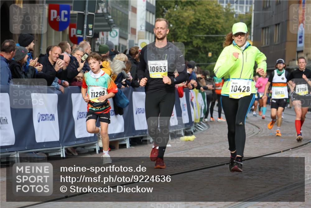 05.10.2025 - 20. swb-Marathon Bremen Strokosch-Dieckow http://msf.ph/oto/9224636 05.10.2025 10:48:09 Ziel 9293, 9706, 10392, 10428, 10723, 10818, 10931, 10953, 11299, 11561 meine-sportfotos.de