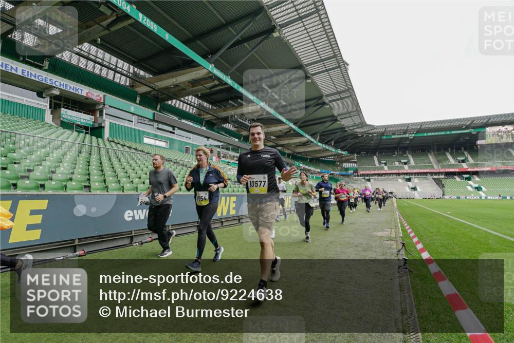 05.10.2025 - 20. swb-Marathon Bremen Michael Burmester http://msf.ph/oto/9224638 05.10.2025 10:35:53 Laufen im Stadion 7163, 7177, 7178, 9005, 9173, 9174, 9231, 9278, 9327, 9330, 9350, 9370, 9378, 9389, 9433, 9450, 9451, 9454, 9462, 9495, 9508, 9516, 9518, 9542, 9550, 9576, 9582, 9601, 9609, 9612, 9625, 9634, 9666, 9686, 9737, 9790, 9880, 9886, 9904, 9914, 9937, 9954, 9962, 9977, 10006, 10039, 10049, 10055, 10059, 10063, 10079, 10084, 10105, 10127, 10138, 10139, 10143, 10145, 10179, 10182, 10225, 10228, 10250, 10293, 10311, 10336, 10353, 10359, 10367, 10368, 10377, 10391, 10395 meine-sportfotos.de