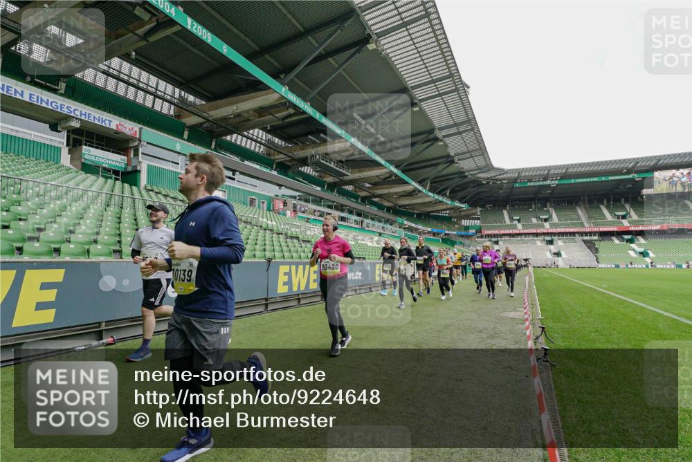05.10.2025 - 20. swb-Marathon Bremen Michael Burmester http://msf.ph/oto/9224648 05.10.2025 10:35:56 Laufen im Stadion 7163, 7177, 7178, 7908, 8585, 9005, 9173, 9174, 9231, 9278, 9327, 9330, 9346, 9349, 9370, 9371, 9378, 9389, 9433, 9443, 9450, 9451, 9454, 9462, 9508, 9516, 9518, 9542, 9550, 9576, 9609, 9612, 9625, 9634, 9666, 9686, 9737, 9790, 9880, 9886, 9904, 9914, 9937, 9954, 9962, 9977, 10006, 10039, 10049, 10055, 10059, 10063, 10079, 10084, 10105, 10127, 10138, 10139, 10143, 10145, 10179, 10182, 10225, 10228, 10250, 10293, 10311, 10336, 10353, 10359, 10367, 10368, 10377, 10391 meine-sportfotos.de
