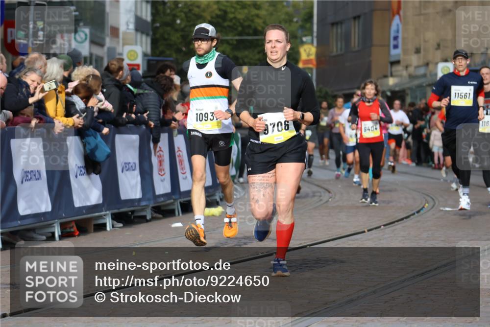 05.10.2025 - 20. swb-Marathon Bremen Strokosch-Dieckow http://msf.ph/oto/9224650 05.10.2025 10:48:14 Ziel 9293, 9404, 9641, 9706, 10428, 10931, 10953, 11119, 11292, 11299, 11561, 11637 meine-sportfotos.de