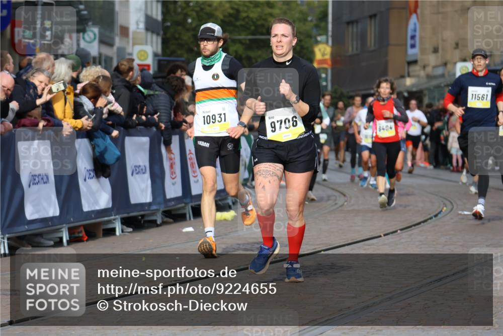05.10.2025 - 20. swb-Marathon Bremen Strokosch-Dieckow http://msf.ph/oto/9224655 05.10.2025 10:48:14 Ziel 9293, 9404, 9641, 9706, 10428, 10931, 10953, 11119, 11292, 11299, 11561, 11637 meine-sportfotos.de