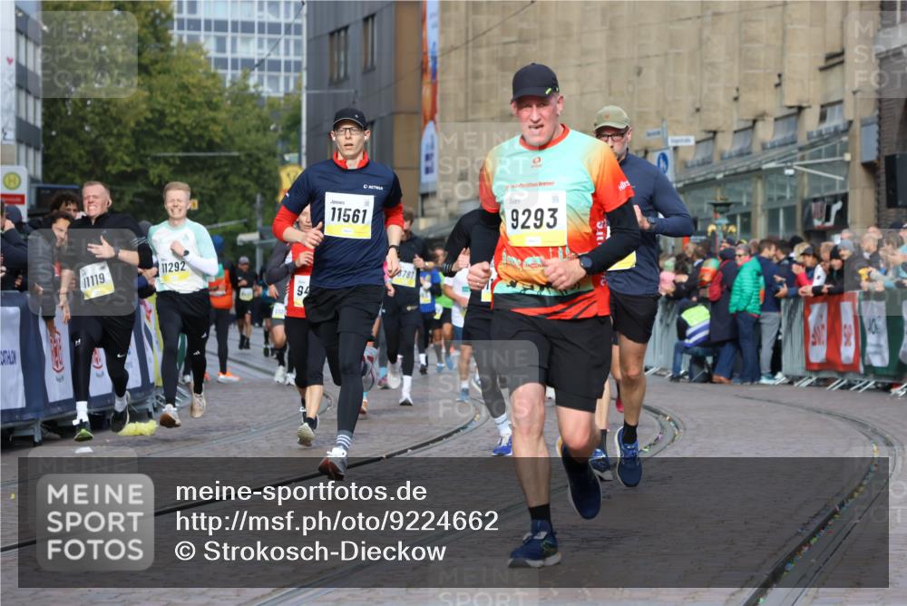 05.10.2025 - 20. swb-Marathon Bremen Strokosch-Dieckow http://msf.ph/oto/9224662 05.10.2025 10:48:16 Ziel 9223, 9293, 9404, 9641, 9704, 9706, 9810, 10931, 10953, 11119, 11292, 11561, 11637 meine-sportfotos.de