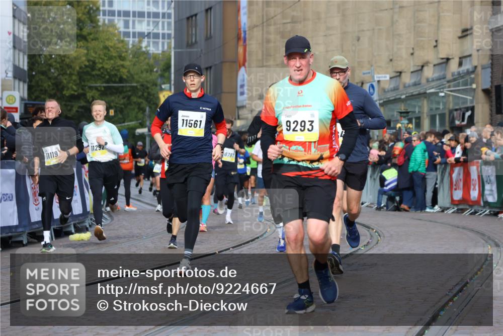 05.10.2025 - 20. swb-Marathon Bremen Strokosch-Dieckow http://msf.ph/oto/9224667 05.10.2025 10:48:16 Ziel 9223, 9293, 9404, 9641, 9704, 9706, 9810, 10931, 10953, 11119, 11292, 11561, 11637 meine-sportfotos.de