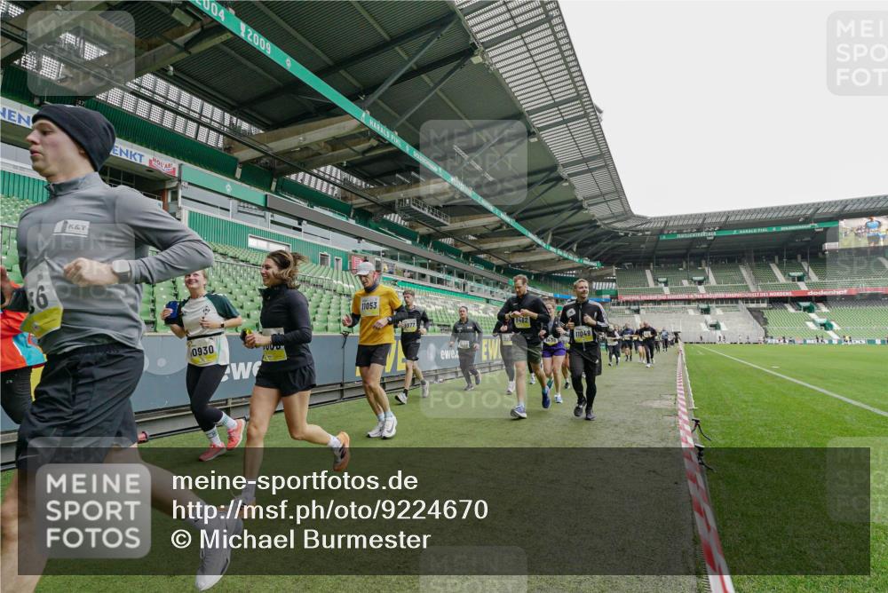 05.10.2025 - 20. swb-Marathon Bremen Michael Burmester http://msf.ph/oto/9224670 05.10.2025 10:36:02 Laufen im Stadion 7177, 7178, 7908, 8585, 9005, 9173, 9174, 9215, 9231, 9278, 9327, 9330, 9346, 9349, 9370, 9371, 9378, 9389, 9433, 9443, 9450, 9451, 9454, 9462, 9508, 9516, 9518, 9542, 9550, 9568, 9576, 9609, 9611, 9612, 9634, 9686, 9737, 9747, 9790, 9880, 9904, 9914, 9937, 9954, 9962, 9977, 10006, 10039, 10055, 10059, 10063, 10079, 10084, 10127, 10138, 10139, 10143, 10145, 10182, 10219, 10225, 10228, 10250, 10293, 10311, 10324, 10336, 10353, 10357, 10359, 10367, 10368, 10391, 7163 meine-sportfotos.de