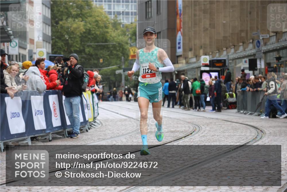 05.10.2025 - 20. swb-Marathon Bremen Strokosch-Dieckow http://msf.ph/oto/9224672 05.10.2025 12:14:39 Ziel 1122 meine-sportfotos.de