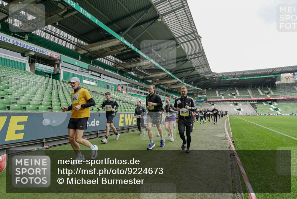 05.10.2025 - 20. swb-Marathon Bremen Michael Burmester http://msf.ph/oto/9224673 05.10.2025 10:36:03 Laufen im Stadion 7177, 7178, 7908, 8585, 9005, 9173, 9174, 9215, 9231, 9278, 9327, 9330, 9346, 9349, 9370, 9371, 9378, 9389, 9433, 9443, 9450, 9451, 9454, 9462, 9508, 9516, 9518, 9542, 9550, 9568, 9576, 9609, 9611, 9612, 9634, 9686, 9737, 9747, 9790, 9880, 9904, 9914, 9937, 9954, 9962, 9977, 10006, 10039, 10055, 10059, 10063, 10079, 10084, 10127, 10138, 10139, 10143, 10145, 10182, 10219, 10225, 10228, 10250, 10293, 10311, 10324, 10336, 10353, 10357, 10359, 10367, 10391, 7163 meine-sportfotos.de