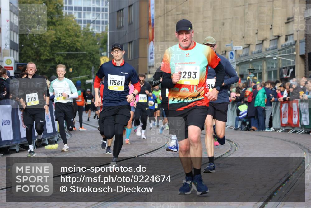 05.10.2025 - 20. swb-Marathon Bremen Strokosch-Dieckow http://msf.ph/oto/9224674 05.10.2025 10:48:16 Ziel 9223, 9293, 9404, 9641, 9704, 9706, 9810, 10931, 10953, 11119, 11292, 11561, 11637 meine-sportfotos.de