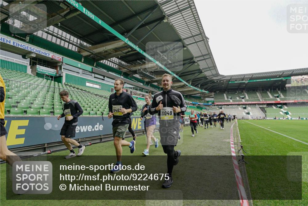 05.10.2025 - 20. swb-Marathon Bremen Michael Burmester http://msf.ph/oto/9224675 05.10.2025 10:36:03 Laufen im Stadion 7177, 7178, 7908, 8585, 9005, 9173, 9174, 9215, 9231, 9278, 9327, 9330, 9346, 9349, 9370, 9371, 9378, 9389, 9433, 9443, 9450, 9451, 9454, 9462, 9508, 9516, 9518, 9542, 9550, 9568, 9576, 9609, 9611, 9612, 9634, 9686, 9737, 9747, 9790, 9880, 9904, 9914, 9937, 9954, 9962, 9977, 10006, 10039, 10055, 10059, 10063, 10079, 10084, 10127, 10138, 10139, 10143, 10145, 10182, 10219, 10225, 10228, 10250, 10293, 10311, 10324, 10336, 10353, 10357, 10359, 10367, 10391, 7163 meine-sportfotos.de