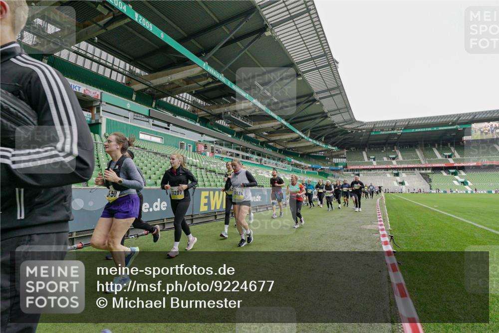 05.10.2025 - 20. swb-Marathon Bremen Michael Burmester http://msf.ph/oto/9224677 05.10.2025 10:36:04 Laufen im Stadion 7177, 7178, 7908, 8585, 9005, 9173, 9174, 9215, 9231, 9278, 9327, 9330, 9346, 9349, 9370, 9371, 9378, 9389, 9433, 9443, 9450, 9451, 9454, 9462, 9508, 9516, 9518, 9542, 9550, 9568, 9576, 9609, 9611, 9612, 9634, 9686, 9737, 9747, 9790, 9880, 9904, 9914, 9937, 9954, 9962, 9977, 10006, 10039, 10055, 10059, 10063, 10079, 10084, 10127, 10138, 10139, 10143, 10182, 10219, 10225, 10228, 10250, 10293, 10311, 10324, 10336, 10353, 10357, 10359, 10367, 10391, 7163 meine-sportfotos.de