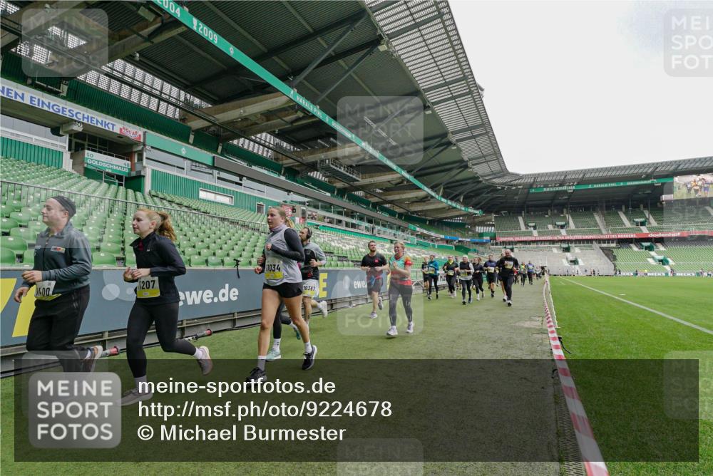 05.10.2025 - 20. swb-Marathon Bremen Michael Burmester http://msf.ph/oto/9224678 05.10.2025 10:36:05 Laufen im Stadion 7123, 7177, 7178, 7908, 8585, 9005, 9173, 9174, 9215, 9231, 9278, 9327, 9330, 9346, 9349, 9370, 9371, 9378, 9389, 9433, 9443, 9450, 9451, 9454, 9462, 9508, 9516, 9518, 9542, 9550, 9568, 9576, 9609, 9611, 9612, 9634, 9686, 9737, 9747, 9790, 9880, 9904, 9914, 9937, 9954, 9962, 9977, 10006, 10039, 10055, 10059, 10063, 10079, 10084, 10127, 10138, 10139, 10143, 10182, 10219, 10225, 10228, 10250, 10293, 10311, 10324, 10336, 10353, 10357, 10359, 10367, 10391, 7163 meine-sportfotos.de