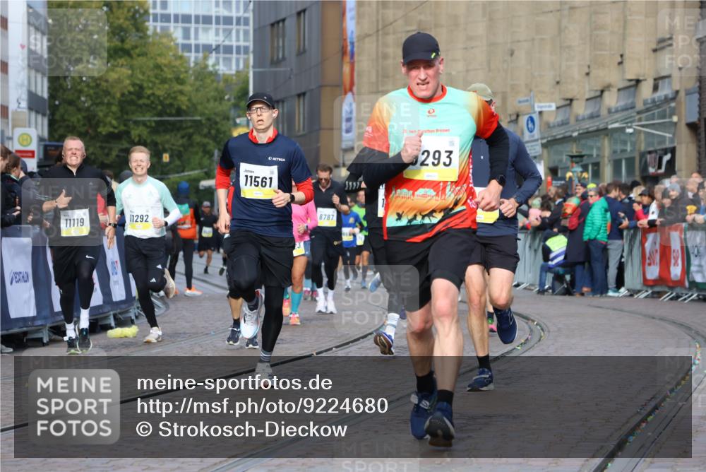 05.10.2025 - 20. swb-Marathon Bremen Strokosch-Dieckow http://msf.ph/oto/9224680 05.10.2025 10:48:16 Ziel 9223, 9293, 9404, 9641, 9704, 9706, 9810, 10931, 10953, 11119, 11292, 11561, 11637 meine-sportfotos.de
