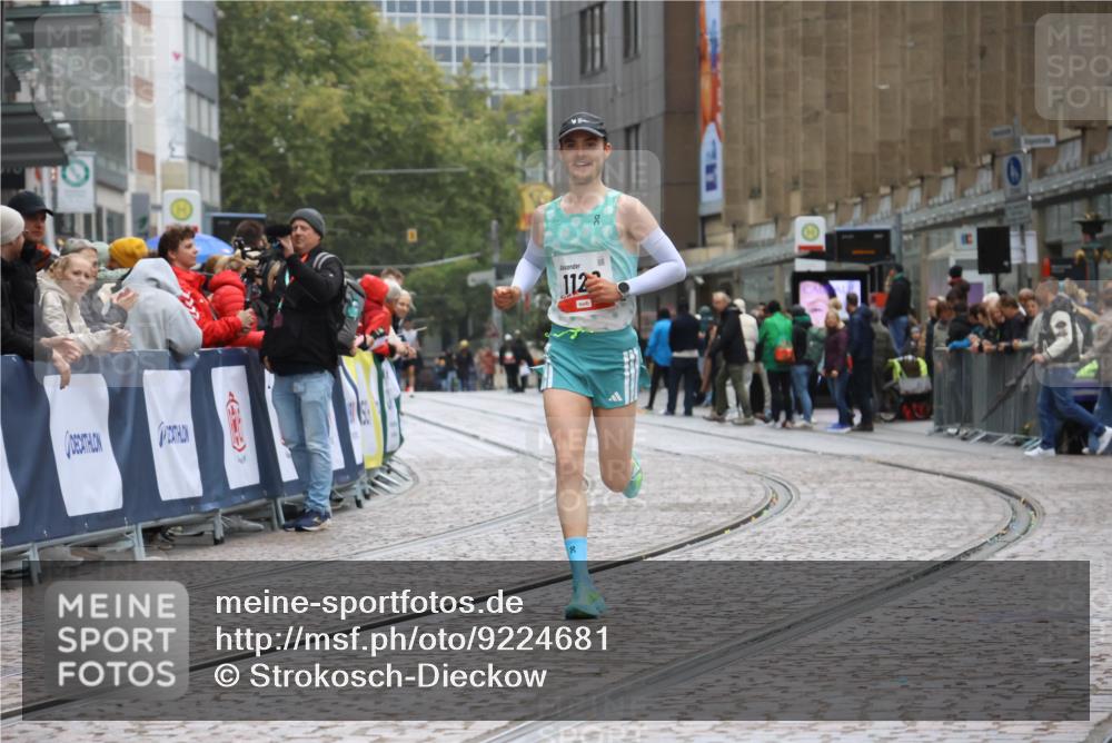 05.10.2025 - 20. swb-Marathon Bremen Strokosch-Dieckow http://msf.ph/oto/9224681 05.10.2025 12:14:39 Ziel 1122 meine-sportfotos.de