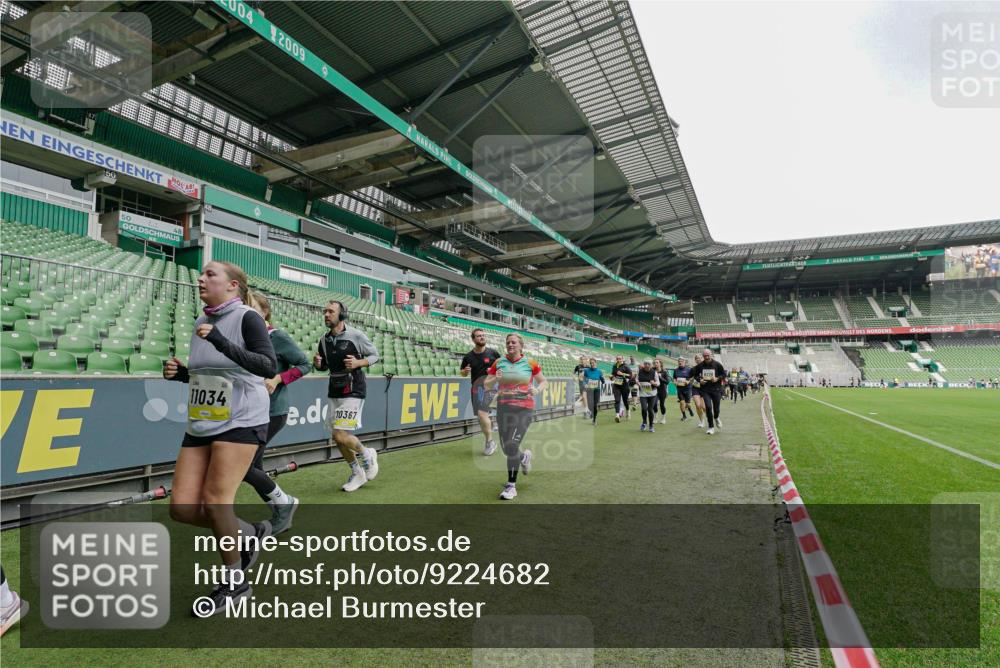 05.10.2025 - 20. swb-Marathon Bremen Michael Burmester http://msf.ph/oto/9224682 05.10.2025 10:36:05 Laufen im Stadion 7123, 7177, 7178, 7908, 8585, 9005, 9173, 9174, 9215, 9231, 9278, 9327, 9330, 9346, 9349, 9370, 9371, 9378, 9389, 9433, 9443, 9450, 9451, 9454, 9462, 9508, 9516, 9518, 9542, 9550, 9568, 9576, 9609, 9611, 9612, 9634, 9686, 9737, 9747, 9790, 9880, 9904, 9914, 9937, 9954, 9962, 9977, 10006, 10039, 10055, 10059, 10063, 10079, 10084, 10127, 10138, 10139, 10143, 10182, 10219, 10225, 10228, 10250, 10293, 10311, 10324, 10336, 10353, 10357, 10359, 10367, 10391, 7163 meine-sportfotos.de