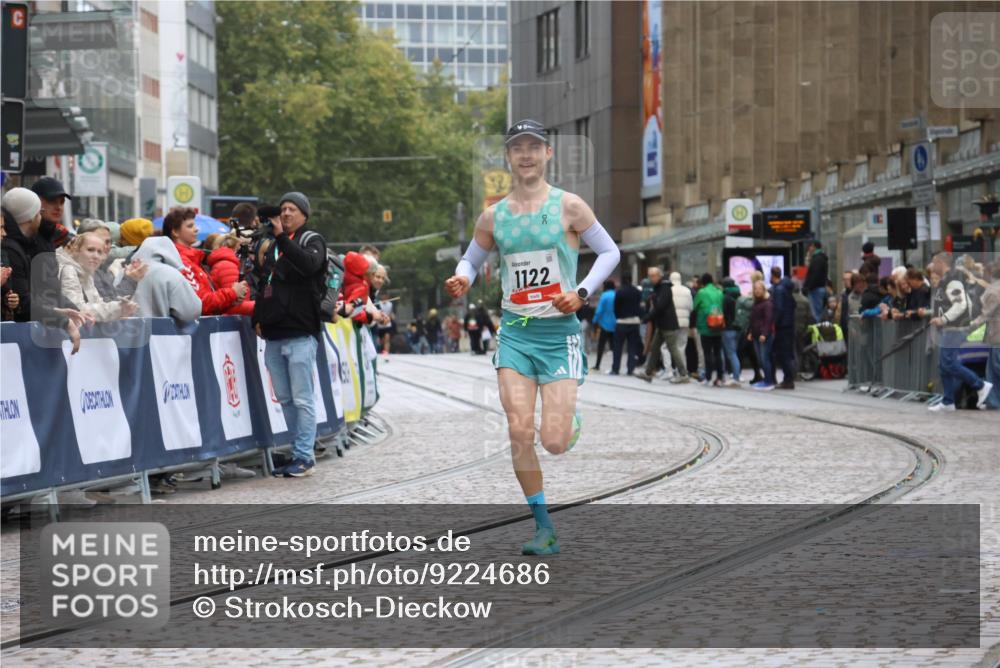 05.10.2025 - 20. swb-Marathon Bremen Strokosch-Dieckow http://msf.ph/oto/9224686 05.10.2025 12:14:40 Ziel 1122 meine-sportfotos.de