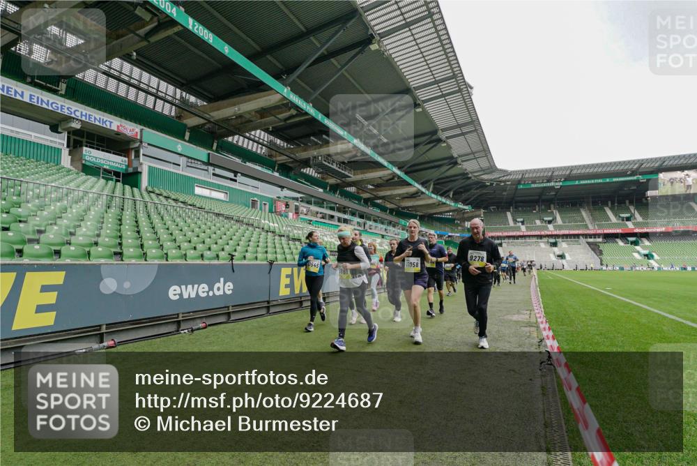 05.10.2025 - 20. swb-Marathon Bremen Michael Burmester http://msf.ph/oto/9224687 05.10.2025 10:36:08 Laufen im Stadion 7123, 7177, 7178, 7908, 8585, 9005, 9173, 9174, 9215, 9231, 9278, 9327, 9330, 9346, 9349, 9370, 9371, 9378, 9389, 9433, 9443, 9450, 9451, 9454, 9462, 9508, 9516, 9518, 9542, 9550, 9568, 9608, 9609, 9611, 9613, 9634, 9635, 9686, 9737, 9747, 9790, 9880, 9904, 9914, 9937, 9954, 9962, 9977, 10006, 10039, 10059, 10063, 10079, 10084, 10127, 10138, 10139, 10143, 10182, 10219, 10228, 10250, 10293, 10311, 10324, 10336, 10353, 10357, 10359, 10367, 10391, 10560, 7163 meine-sportfotos.de