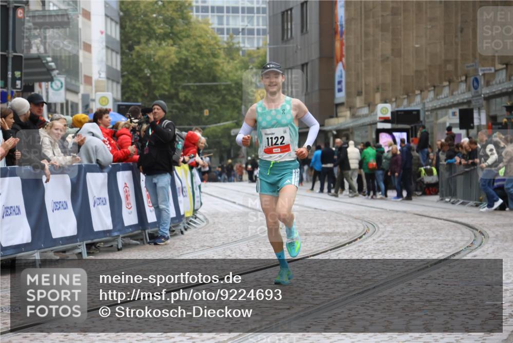 05.10.2025 - 20. swb-Marathon Bremen Strokosch-Dieckow http://msf.ph/oto/9224693 05.10.2025 12:14:40 Ziel 1122 meine-sportfotos.de