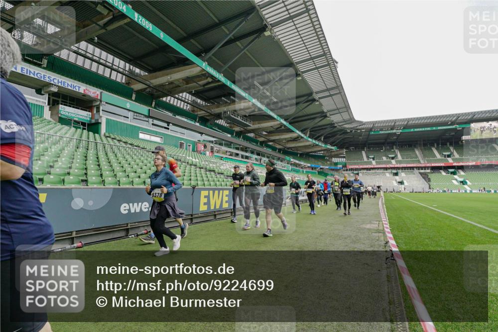 05.10.2025 - 20. swb-Marathon Bremen Michael Burmester http://msf.ph/oto/9224699 05.10.2025 10:36:11 Laufen im Stadion 7123, 7177, 7178, 7908, 8585, 9005, 9173, 9174, 9215, 9231, 9278, 9327, 9330, 9346, 9349, 9370, 9371, 9378, 9389, 9433, 9443, 9450, 9451, 9454, 9462, 9516, 9518, 9542, 9568, 9608, 9609, 9611, 9613, 9634, 9635, 9686, 9737, 9747, 9880, 9904, 9914, 9937, 9954, 9962, 9977, 10006, 10039, 10059, 10063, 10079, 10084, 10127, 10138, 10139, 10143, 10182, 10219, 10228, 10250, 10293, 10311, 10324, 10336, 10353, 10357, 10359, 10367, 10391, 10560, 7163 meine-sportfotos.de