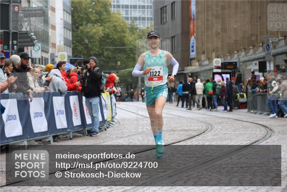 05.10.2025 - 20. swb-Marathon Bremen Strokosch-Dieckow http://msf.ph/oto/9224700 05.10.2025 12:14:40 Ziel 1122 meine-sportfotos.de