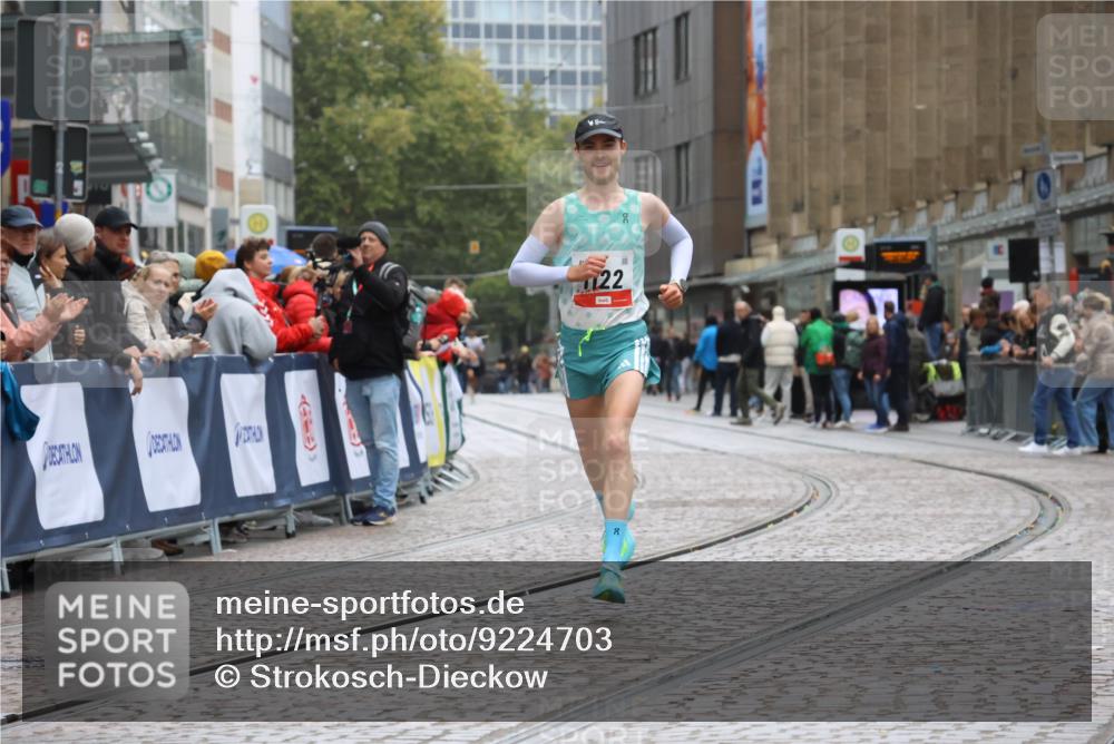 05.10.2025 - 20. swb-Marathon Bremen Strokosch-Dieckow http://msf.ph/oto/9224703 05.10.2025 12:14:40 Ziel 1122 meine-sportfotos.de