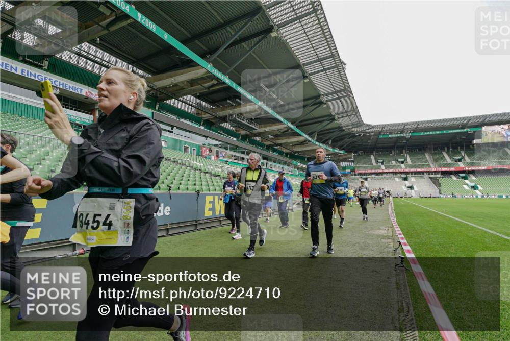 05.10.2025 - 20. swb-Marathon Bremen Michael Burmester http://msf.ph/oto/9224710 05.10.2025 10:36:15 Laufen im Stadion 7123, 7177, 7178, 7908, 8585, 9005, 9173, 9174, 9215, 9231, 9278, 9327, 9330, 9346, 9349, 9370, 9371, 9378, 9389, 9433, 9443, 9450, 9451, 9454, 9462, 9516, 9518, 9542, 9568, 9593, 9608, 9609, 9611, 9613, 9634, 9635, 9686, 9737, 9747, 9880, 9904, 9914, 9937, 9954, 9962, 9977, 9991, 10006, 10039, 10059, 10063, 10079, 10127, 10138, 10139, 10143, 10182, 10219, 10228, 10250, 10293, 10311, 10324, 10336, 10353, 10357, 10359, 10367, 10391, 10406, 10560, 10901, 7163 meine-sportfotos.de