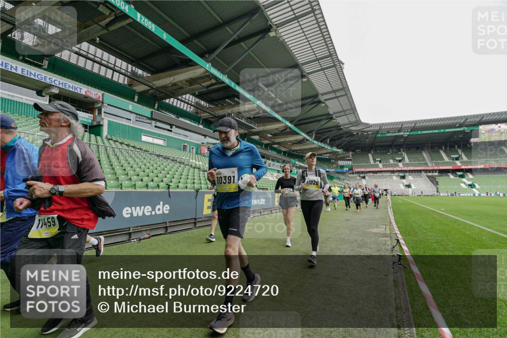 05.10.2025 - 20. swb-Marathon Bremen Michael Burmester http://msf.ph/oto/9224720 05.10.2025 10:36:18 Laufen im Stadion 7123, 7177, 7178, 7908, 8585, 9005, 9173, 9174, 9215, 9231, 9278, 9327, 9330, 9346, 9349, 9370, 9371, 9378, 9389, 9433, 9443, 9450, 9451, 9454, 9462, 9516, 9518, 9542, 9568, 9593, 9608, 9609, 9611, 9613, 9634, 9635, 9686, 9737, 9747, 9827, 9880, 9904, 9937, 9954, 9977, 9991, 10006, 10059, 10063, 10079, 10127, 10138, 10139, 10143, 10182, 10219, 10228, 10250, 10293, 10311, 10324, 10336, 10357, 10359, 10367, 10391, 10406, 10558, 10560, 10901 meine-sportfotos.de