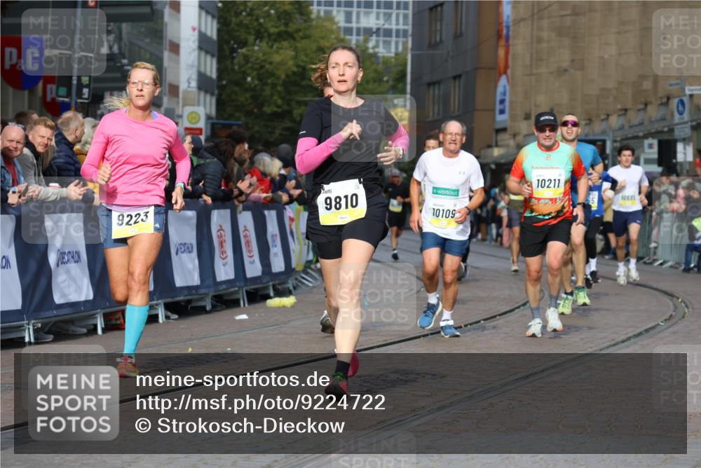 05.10.2025 - 20. swb-Marathon Bremen Strokosch-Dieckow http://msf.ph/oto/9224722 05.10.2025 10:48:21 Ziel 8787, 9223, 9298, 9404, 9641, 9665, 9704, 9810, 9958, 10109, 10131, 10211, 10685, 11119, 11292, 11637 meine-sportfotos.de