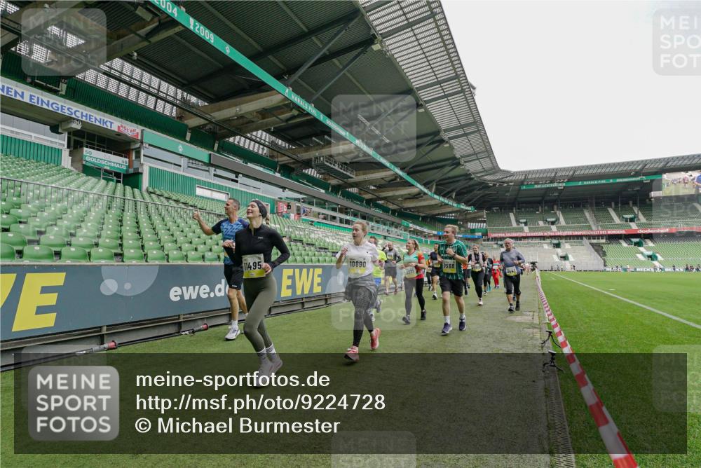 05.10.2025 - 20. swb-Marathon Bremen Michael Burmester http://msf.ph/oto/9224728 05.10.2025 10:36:22 Laufen im Stadion 7123, 7177, 7178, 7908, 8585, 9005, 9173, 9174, 9215, 9231, 9278, 9294, 9327, 9330, 9346, 9349, 9370, 9371, 9378, 9389, 9433, 9443, 9450, 9451, 9454, 9462, 9516, 9518, 9542, 9568, 9593, 9608, 9609, 9611, 9613, 9634, 9635, 9686, 9737, 9747, 9827, 9880, 9904, 9937, 9954, 9977, 9991, 10006, 10030, 10063, 10079, 10093, 10127, 10138, 10139, 10143, 10182, 10209, 10219, 10228, 10250, 10293, 10311, 10324, 10336, 10357, 10367, 10391, 10406, 10558, 10560, 10809, 10901 meine-sportfotos.de