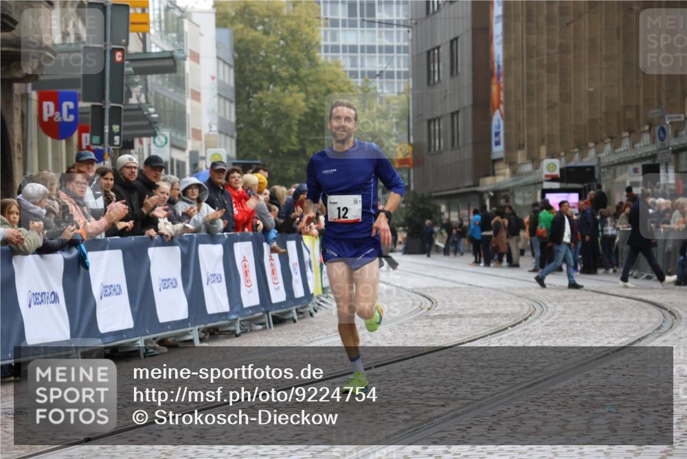 05.10.2025 - 20. swb-Marathon Bremen Strokosch-Dieckow http://msf.ph/oto/9224754 05.10.2025 12:15:36 Ziel 12 meine-sportfotos.de