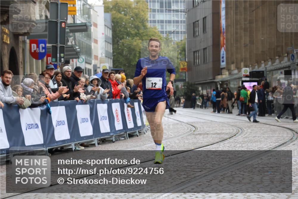 05.10.2025 - 20. swb-Marathon Bremen Strokosch-Dieckow http://msf.ph/oto/9224756 05.10.2025 12:15:36 Ziel 12 meine-sportfotos.de