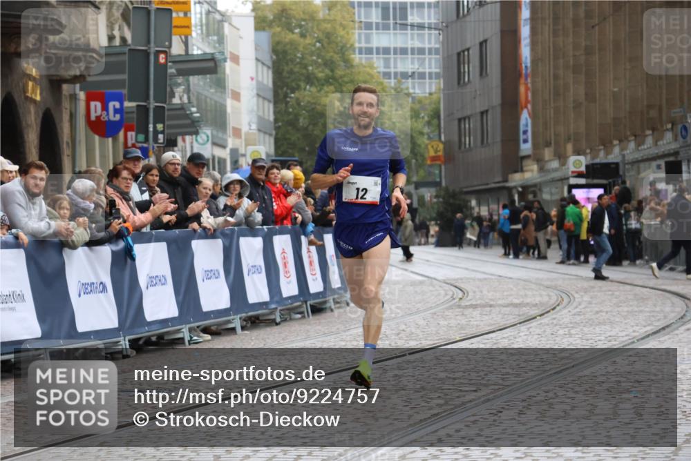 05.10.2025 - 20. swb-Marathon Bremen Strokosch-Dieckow http://msf.ph/oto/9224757 05.10.2025 12:15:36 Ziel 12 meine-sportfotos.de