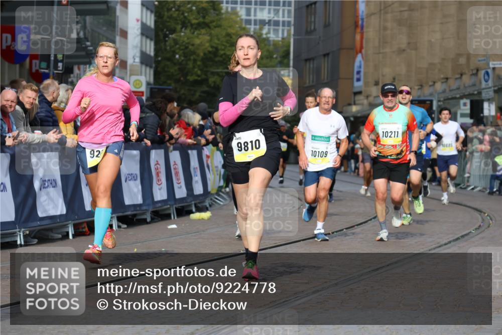 05.10.2025 - 20. swb-Marathon Bremen Strokosch-Dieckow http://msf.ph/oto/9224778 05.10.2025 10:48:21 Ziel 8787, 9223, 9298, 9404, 9641, 9665, 9704, 9810, 9958, 10109, 10131, 10211, 10685, 11119, 11292, 11637 meine-sportfotos.de