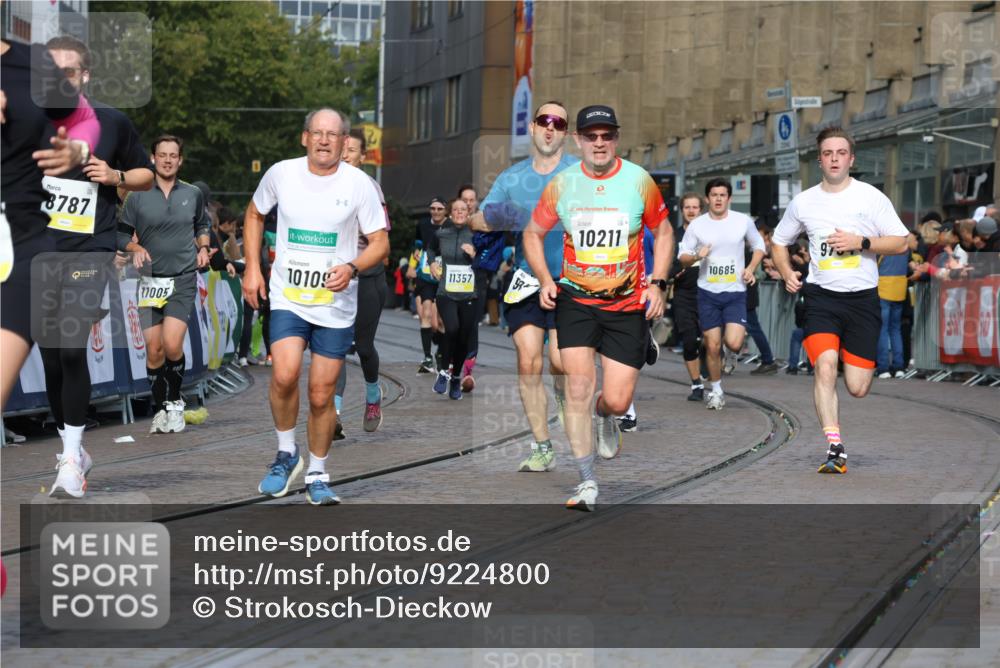 05.10.2025 - 20. swb-Marathon Bremen Strokosch-Dieckow http://msf.ph/oto/9224800 05.10.2025 10:48:23 Ziel 8787, 9223, 9298, 9404, 9665, 9704, 9810, 9958, 10109, 10131, 10177, 10211, 10685, 11005, 11292, 11357, 11505 meine-sportfotos.de