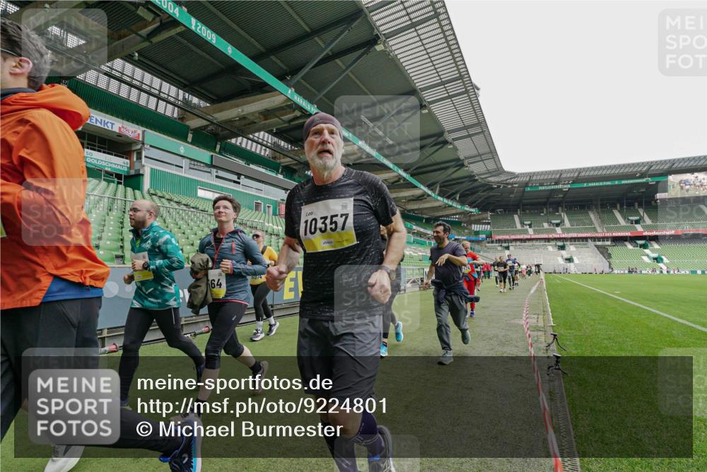 05.10.2025 - 20. swb-Marathon Bremen Michael Burmester http://msf.ph/oto/9224801 05.10.2025 10:36:26 Laufen im Stadion 7123, 7177, 7178, 7908, 8585, 9005, 9173, 9174, 9215, 9231, 9271, 9272, 9278, 9294, 9327, 9330, 9346, 9349, 9370, 9371, 9378, 9389, 9443, 9450, 9454, 9462, 9473, 9516, 9518, 9542, 9568, 9593, 9608, 9611, 9613, 9634, 9635, 9686, 9737, 9747, 9827, 9880, 9904, 9954, 9977, 9991, 10006, 10030, 10063, 10079, 10093, 10127, 10139, 10143, 10182, 10209, 10217, 10219, 10228, 10293, 10311, 10324, 10336, 10357, 10367, 10391, 10406, 10558, 10560, 10656, 10809, 10901, 9231, 9330 meine-sportfotos.de