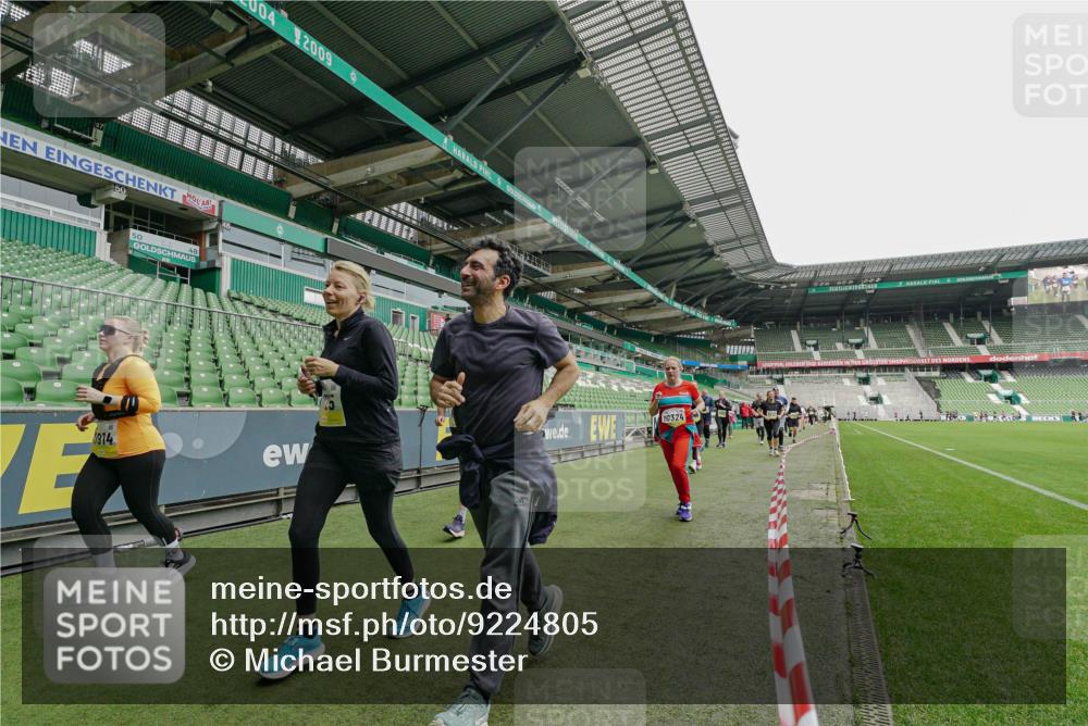 05.10.2025 - 20. swb-Marathon Bremen Michael Burmester http://msf.ph/oto/9224805 05.10.2025 10:36:27 Laufen im Stadion 7123, 7177, 7178, 7777, 7908, 8585, 9005, 9173, 9174, 9215, 9271, 9272, 9278, 9294, 9327, 9346, 9349, 9370, 9371, 9378, 9389, 9443, 9450, 9454, 9462, 9473, 9516, 9518, 9542, 9568, 9593, 9608, 9611, 9613, 9634, 9635, 9655, 9686, 9737, 9747, 9827, 9880, 9977, 9991, 10006, 10030, 10063, 10079, 10093, 10127, 10139, 10143, 10182, 10209, 10217, 10219, 10228, 10293, 10311, 10324, 10336, 10357, 10367, 10391, 10406, 10558, 10560, 10656, 10809, 10901, 9231, 9330 meine-sportfotos.de