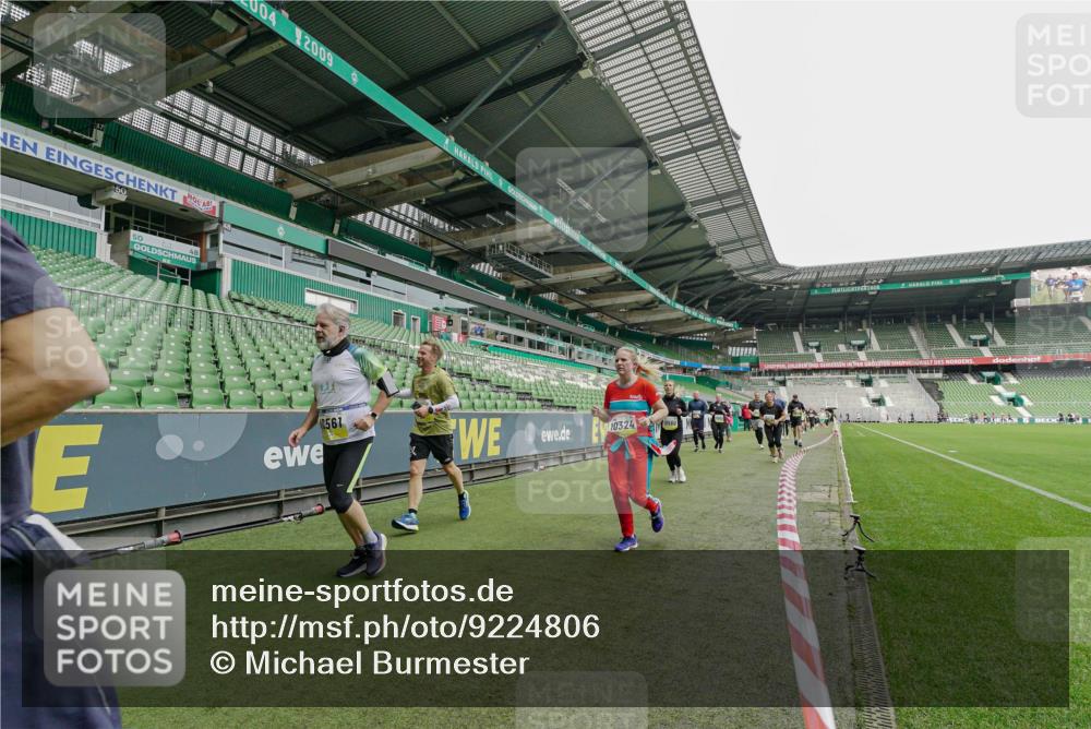 05.10.2025 - 20. swb-Marathon Bremen Michael Burmester http://msf.ph/oto/9224806 05.10.2025 10:36:28 Laufen im Stadion 7123, 7177, 7178, 7777, 7908, 8585, 9005, 9173, 9174, 9215, 9271, 9272, 9278, 9294, 9327, 9346, 9349, 9370, 9371, 9378, 9389, 9443, 9450, 9454, 9462, 9473, 9516, 9518, 9542, 9568, 9593, 9608, 9611, 9613, 9635, 9655, 9686, 9737, 9747, 9827, 9880, 9977, 9991, 10006, 10030, 10079, 10093, 10127, 10139, 10143, 10182, 10209, 10217, 10219, 10228, 10293, 10311, 10324, 10336, 10357, 10367, 10391, 10406, 10558, 10560, 10588, 10656, 10809, 10901, 9231, 9330 meine-sportfotos.de
