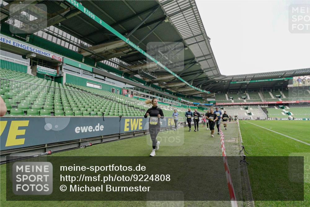 05.10.2025 - 20. swb-Marathon Bremen Michael Burmester http://msf.ph/oto/9224808 05.10.2025 10:36:30 Laufen im Stadion 7123, 7177, 7178, 7777, 7908, 8585, 9005, 9173, 9174, 9215, 9271, 9272, 9278, 9294, 9327, 9346, 9349, 9370, 9371, 9378, 9389, 9443, 9450, 9454, 9462, 9473, 9516, 9518, 9542, 9568, 9593, 9608, 9611, 9613, 9635, 9655, 9686, 9737, 9747, 9827, 9880, 9977, 9991, 10006, 10026, 10030, 10079, 10093, 10127, 10139, 10143, 10182, 10209, 10217, 10219, 10228, 10293, 10311, 10324, 10336, 10357, 10367, 10391, 10406, 10492, 10558, 10560, 10588, 10656, 10679, 10809, 10901, 9231, 9330 meine-sportfotos.de