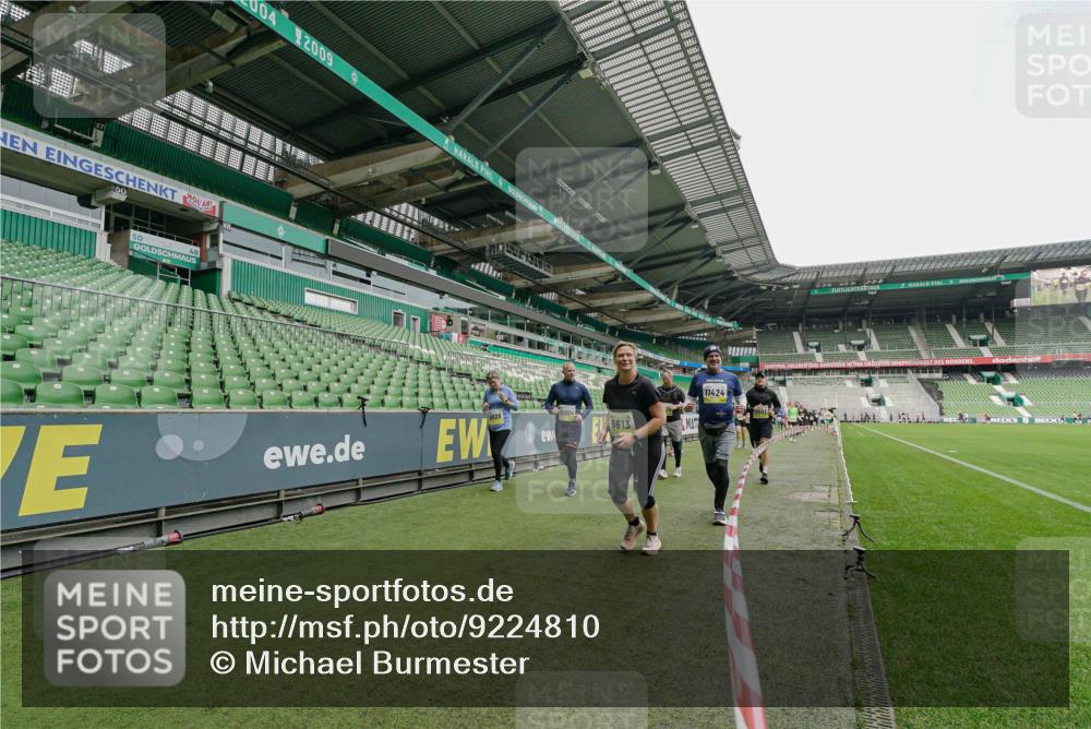 05.10.2025 - 20. swb-Marathon Bremen Michael Burmester http://msf.ph/oto/9224810 05.10.2025 10:36:32 Laufen im Stadion 7123, 7777, 7908, 8585, 9005, 9173, 9174, 9215, 9271, 9272, 9278, 9294, 9327, 9346, 9349, 9370, 9371, 9378, 9389, 9443, 9450, 9454, 9462, 9473, 9568, 9593, 9604, 9608, 9611, 9613, 9635, 9655, 9686, 9747, 9812, 9827, 9880, 9977, 9991, 10004, 10006, 10026, 10030, 10071, 10079, 10093, 10127, 10143, 10182, 10209, 10217, 10219, 10293, 10311, 10324, 10357, 10367, 10391, 10406, 10492, 10558, 10560, 10588, 10656, 10679, 10809, 10901, 7177, 9231, 9330 meine-sportfotos.de