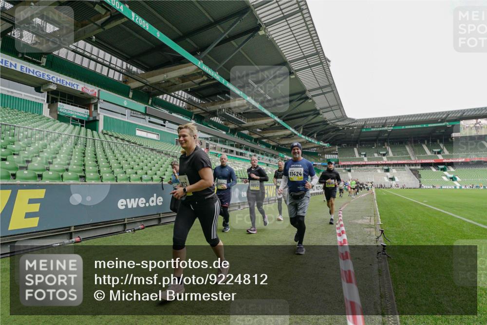 05.10.2025 - 20. swb-Marathon Bremen Michael Burmester http://msf.ph/oto/9224812 05.10.2025 10:36:33 Laufen im Stadion 7123, 7777, 7908, 8585, 9005, 9173, 9174, 9215, 9271, 9272, 9278, 9294, 9327, 9346, 9349, 9370, 9371, 9378, 9389, 9443, 9450, 9454, 9462, 9473, 9568, 9593, 9604, 9608, 9611, 9613, 9635, 9655, 9686, 9692, 9747, 9812, 9827, 9880, 9977, 9991, 10004, 10006, 10026, 10030, 10071, 10079, 10093, 10127, 10143, 10182, 10209, 10217, 10219, 10293, 10311, 10324, 10357, 10367, 10391, 10406, 10492, 10558, 10560, 10588, 10656, 10679, 10809, 10901, 7177, 9231, 9330 meine-sportfotos.de