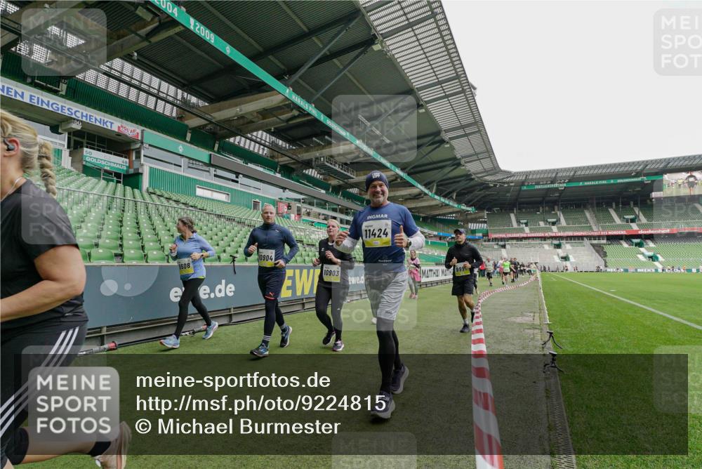05.10.2025 - 20. swb-Marathon Bremen Michael Burmester http://msf.ph/oto/9224815 05.10.2025 10:36:33 Laufen im Stadion 7123, 7777, 7908, 8585, 9005, 9173, 9174, 9215, 9271, 9272, 9278, 9294, 9327, 9346, 9349, 9370, 9371, 9378, 9389, 9443, 9450, 9454, 9462, 9473, 9568, 9593, 9604, 9608, 9611, 9613, 9635, 9655, 9686, 9692, 9747, 9812, 9827, 9880, 9977, 9991, 10004, 10006, 10026, 10030, 10071, 10079, 10093, 10127, 10143, 10182, 10209, 10217, 10219, 10293, 10311, 10324, 10357, 10367, 10391, 10406, 10492, 10558, 10560, 10588, 10656, 10679, 10809, 10901, 7177, 9231, 9330 meine-sportfotos.de