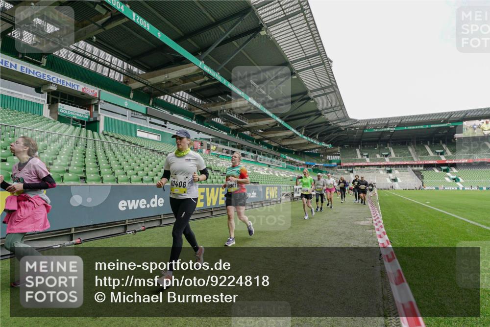 05.10.2025 - 20. swb-Marathon Bremen Michael Burmester http://msf.ph/oto/9224818 05.10.2025 10:36:38 Laufen im Stadion 7123, 7777, 7908, 8585, 9005, 9173, 9174, 9215, 9271, 9272, 9278, 9294, 9327, 9346, 9349, 9370, 9371, 9378, 9389, 9443, 9450, 9454, 9462, 9473, 9568, 9593, 9604, 9608, 9611, 9613, 9635, 9655, 9673, 9686, 9692, 9747, 9812, 9827, 9880, 9913, 9977, 9991, 10004, 10026, 10030, 10071, 10093, 10143, 10182, 10209, 10217, 10219, 10293, 10311, 10324, 10357, 10367, 10391, 10406, 10492, 10558, 10560, 10588, 10656, 10679, 10762, 10809, 10901, 7177, 9231, 9330 meine-sportfotos.de