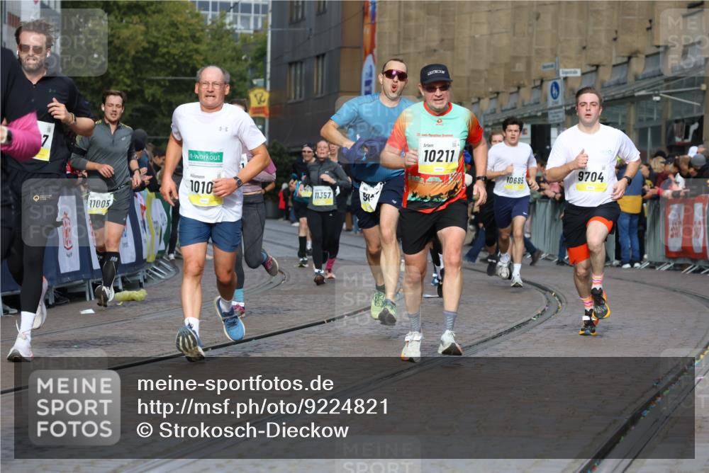 05.10.2025 - 20. swb-Marathon Bremen Strokosch-Dieckow http://msf.ph/oto/9224821 05.10.2025 10:48:23 Ziel 8787, 9223, 9298, 9404, 9665, 9704, 9810, 9958, 10109, 10131, 10177, 10211, 10685, 11005, 11292, 11357, 11505 meine-sportfotos.de