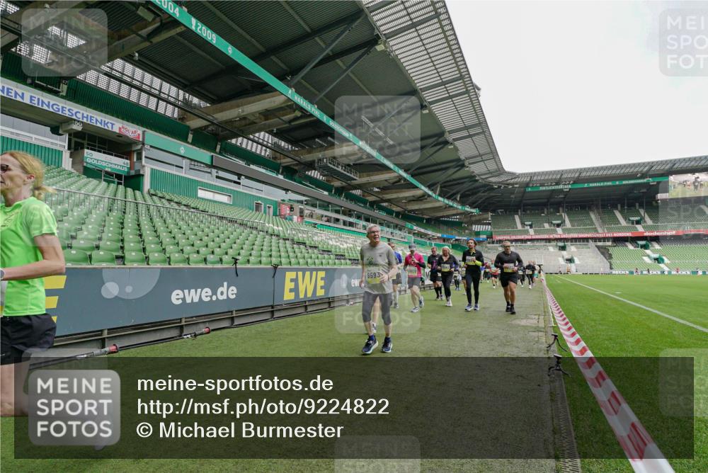 05.10.2025 - 20. swb-Marathon Bremen Michael Burmester http://msf.ph/oto/9224822 05.10.2025 10:36:41 Laufen im Stadion 7123, 7777, 7908, 8585, 9005, 9174, 9177, 9208, 9215, 9271, 9272, 9294, 9327, 9346, 9349, 9370, 9371, 9378, 9389, 9443, 9450, 9454, 9473, 9568, 9593, 9604, 9608, 9611, 9613, 9635, 9655, 9673, 9686, 9692, 9747, 9812, 9827, 9880, 9913, 9991, 10004, 10026, 10030, 10071, 10093, 10182, 10209, 10217, 10219, 10293, 10311, 10324, 10357, 10391, 10406, 10489, 10492, 10558, 10560, 10588, 10656, 10679, 10762, 10809, 10901, 7177, 9231, 9330 meine-sportfotos.de